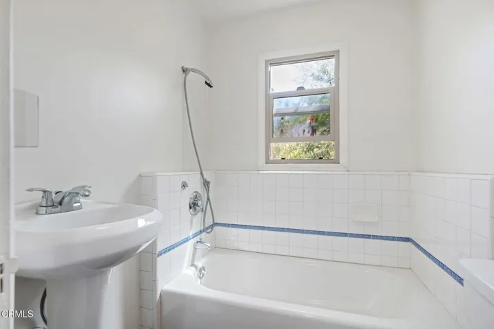 Studio full bathroom