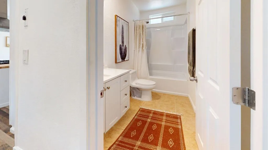 25-web-or-mls-60644-Lathem-Bathroom