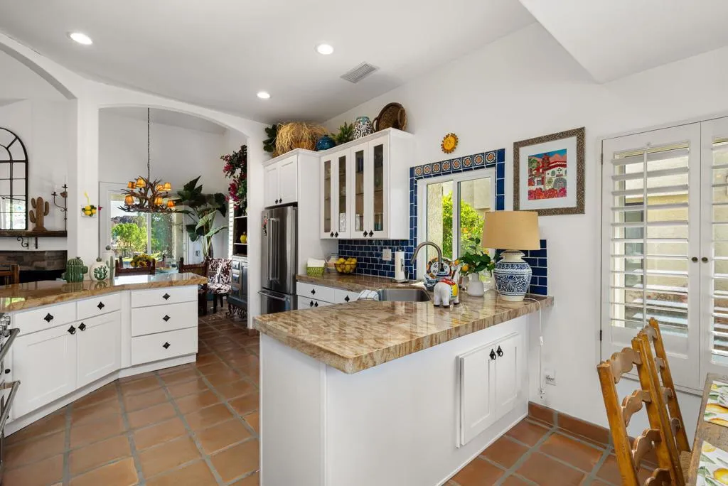 Open to breakfast nook,
