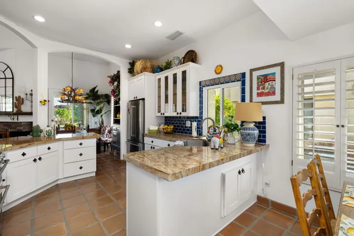 Open to breakfast nook,