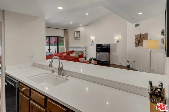 1722 Malcolm Avenue 304, Los Angeles, California 90024 — photo 5