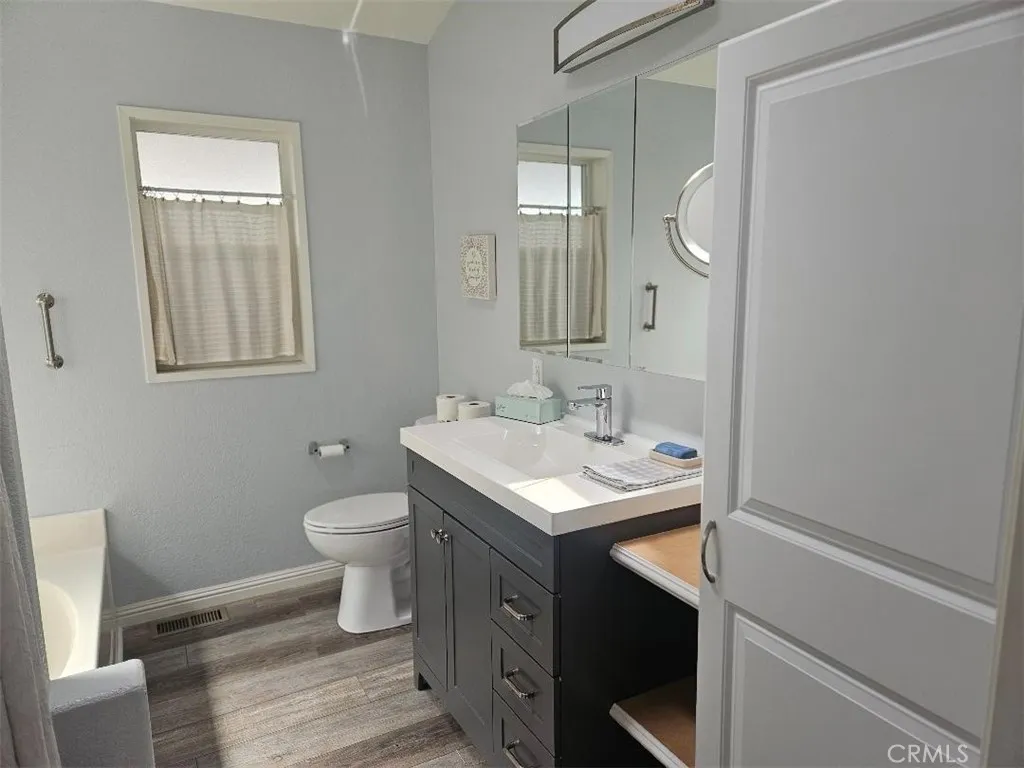 Master bathroom 2