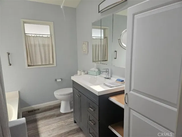 Master bathroom 2