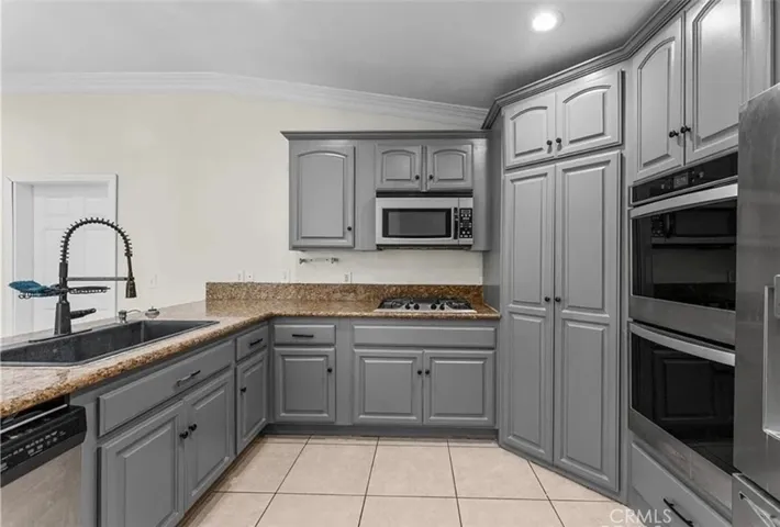 15921 Pine St., Hesperia, California 92345 — photo 4