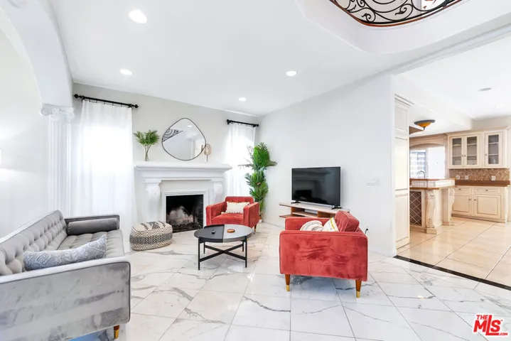 2339 S Holt Avenue, Los Angeles, California 90034 — photo 5