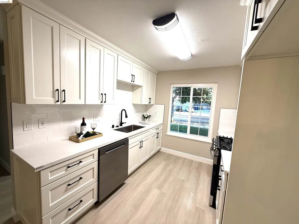 White shaker cabinetry with matte black hardware White shaker cabinetry with matte black hardware