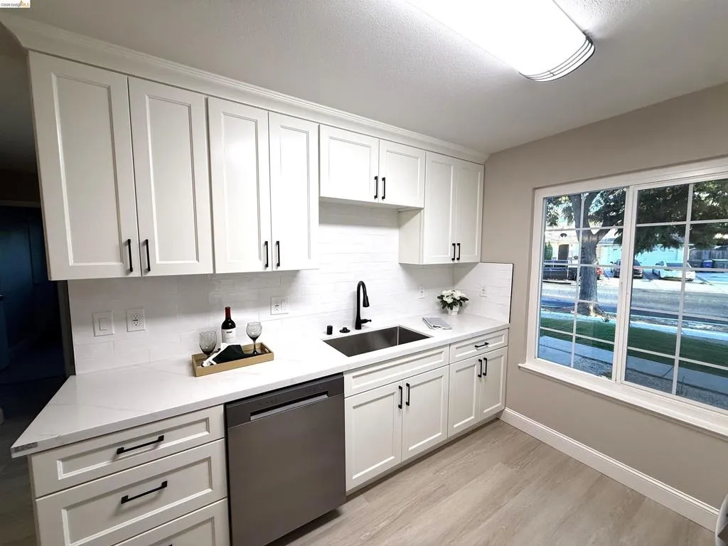 White shaker cabinetry with matte black hardware White shaker cabinetry with matte black hardware