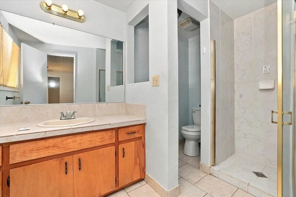 25-Bathroom