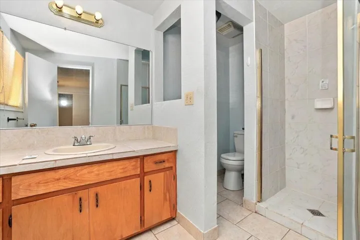 25-Bathroom