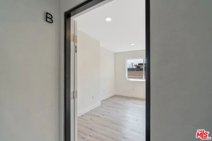 1025 Pleasantview Avenue B, Venice, California 90291 — photo 4