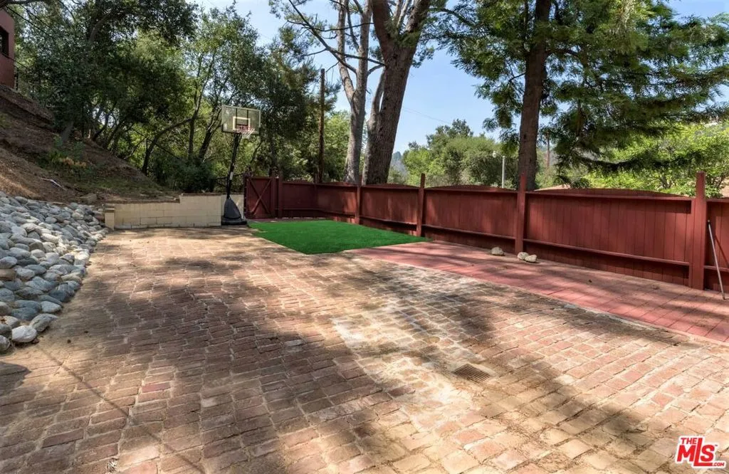 Huge Patio area great for ente