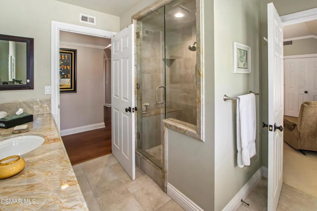 bathroom w/ steam room