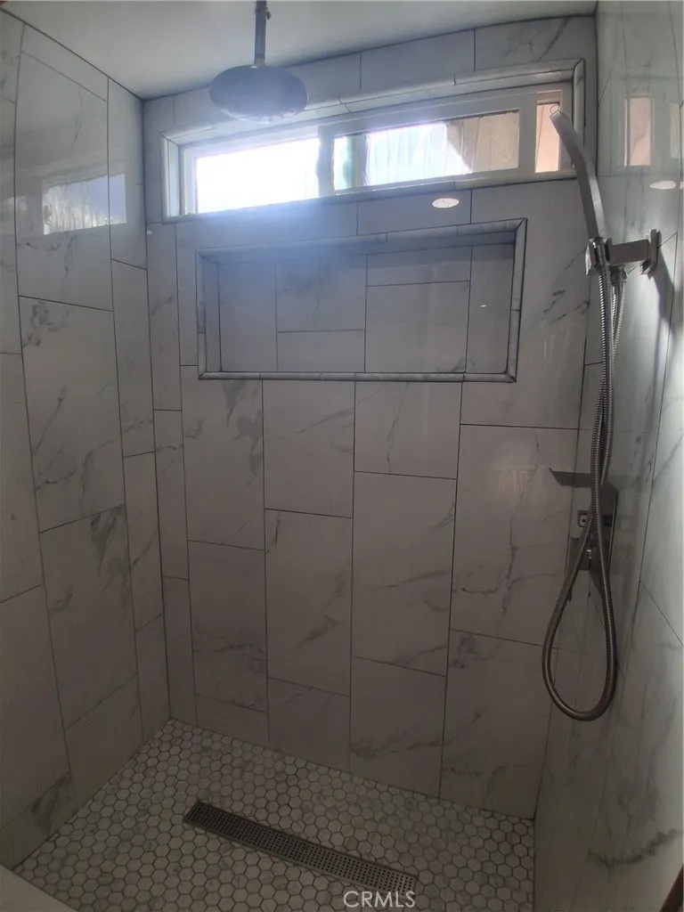 shower main bedroom