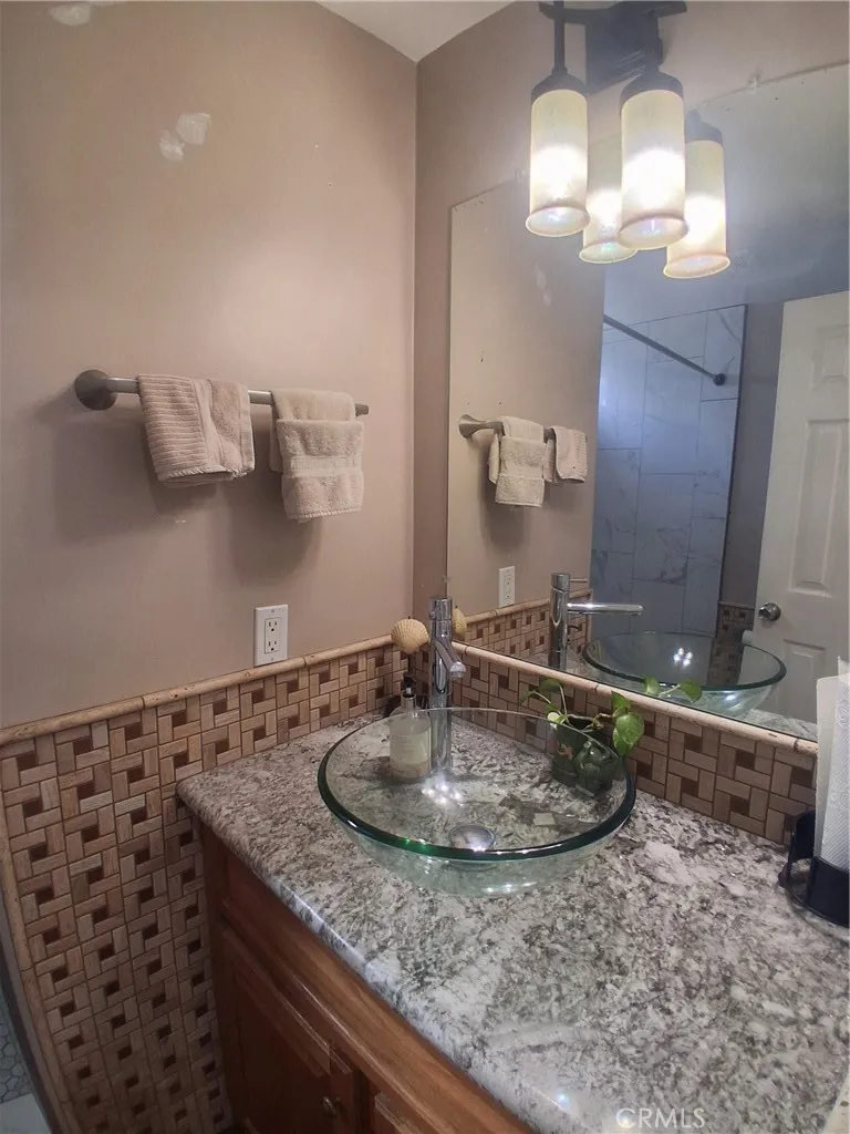 bathroom main bedroom