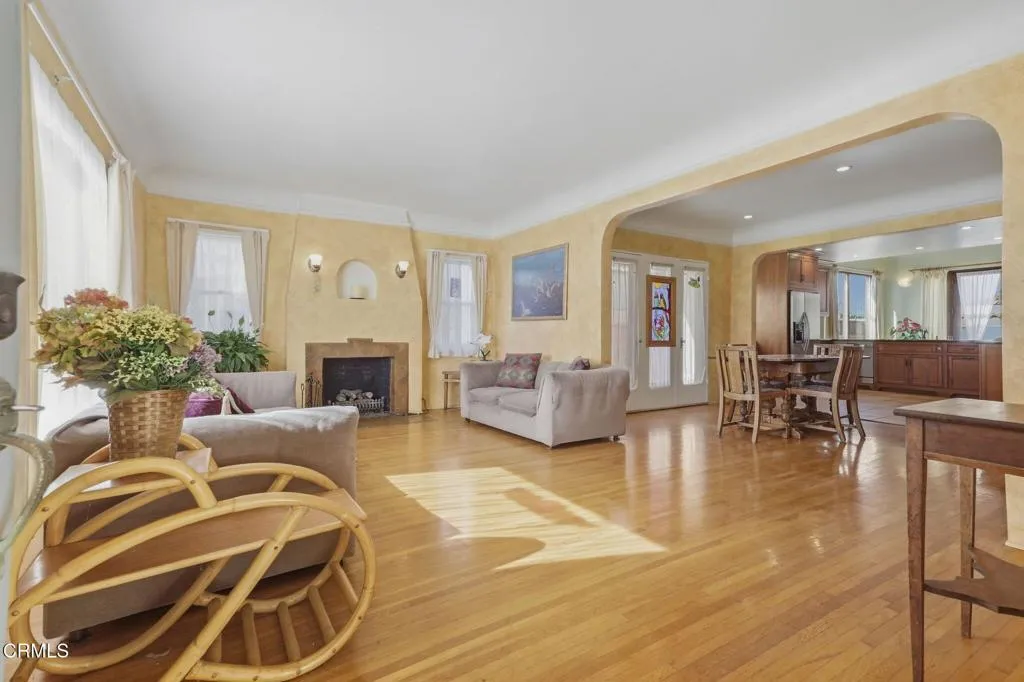 9-web-or-mls-111_S_Catalina_St_Ventura_C