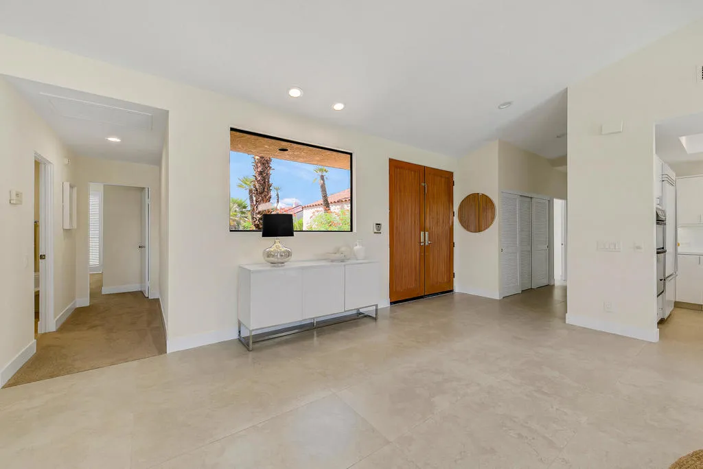 04 FOYER MLS