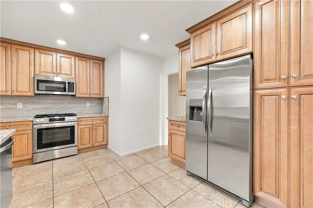 Unstaged/original photo of kitchen