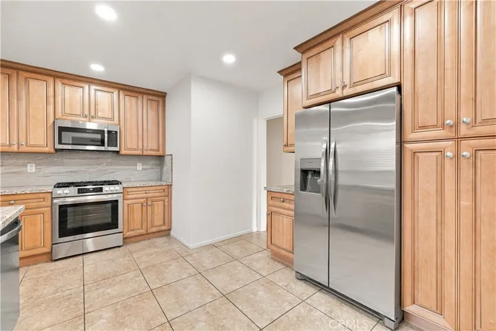 Unstaged/original photo of kitchen
