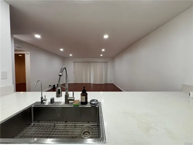 84 Lemon 270, Irvine, California 92618 — photo 4