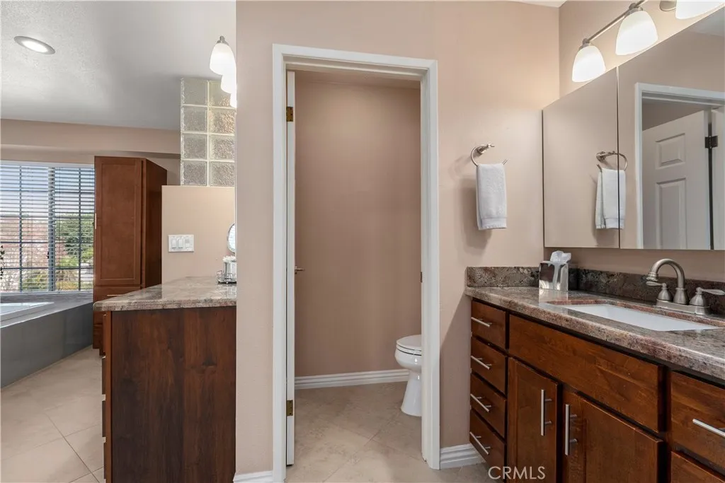 Upstairs primary en suite bathroom.