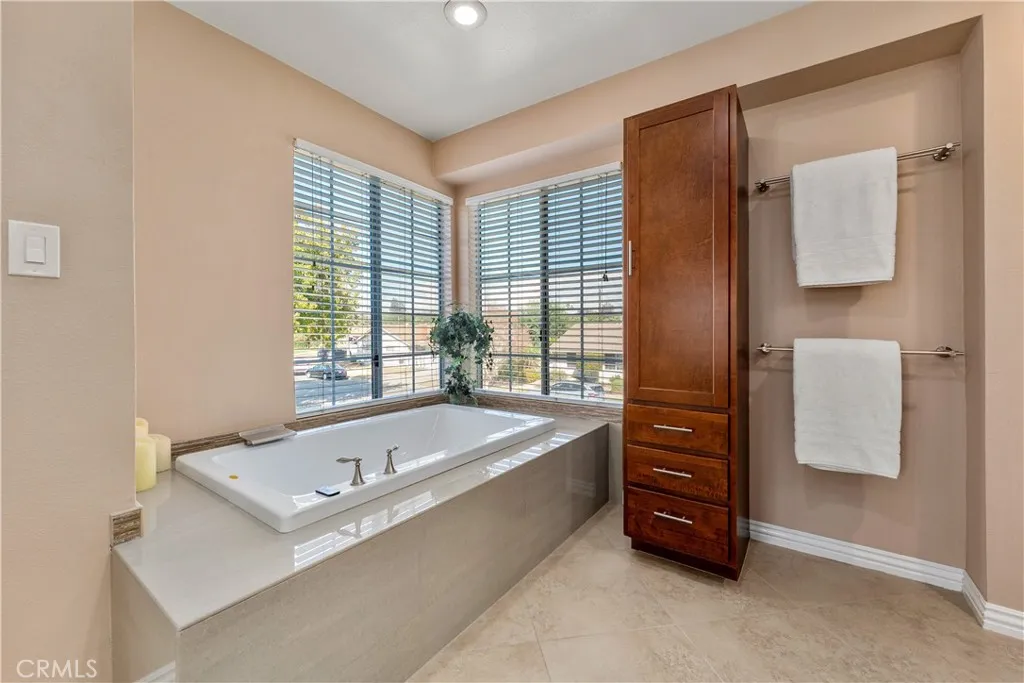 Relaxing oversize soaking tub