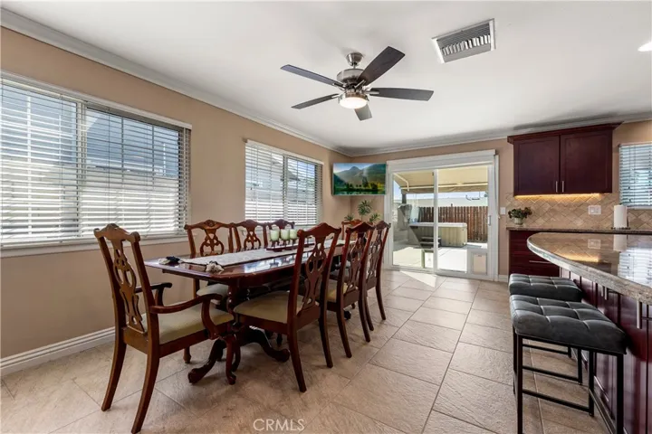 Plenty of room for family and friends dinner gatherings.
