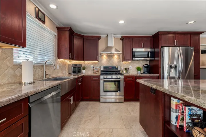 Tile floors, granite countertops, tile backsplash, you name it this kitchen has it!