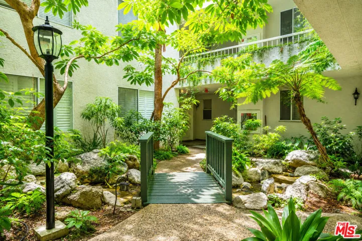 1375 Kelton Avenue 104, Los Angeles, California 90024 — photo 4