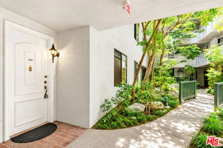 1375 Kelton Avenue 104, Los Angeles, California 90024 — photo 5