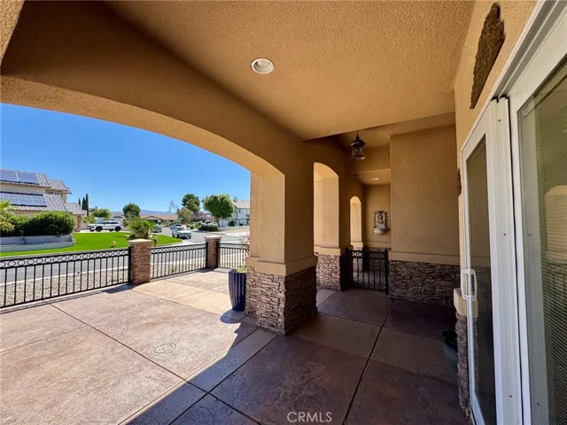 13880 Evergreen Lane, Victorville, California 92395 — photo 5