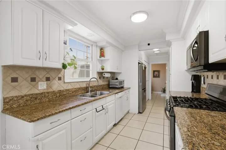 6836 Aura, Reseda, California 91335 — photo 4