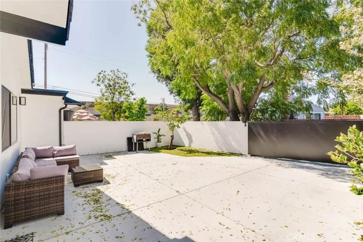 7746 Shadyspring Place, Burbank, California 91504 — photo 4