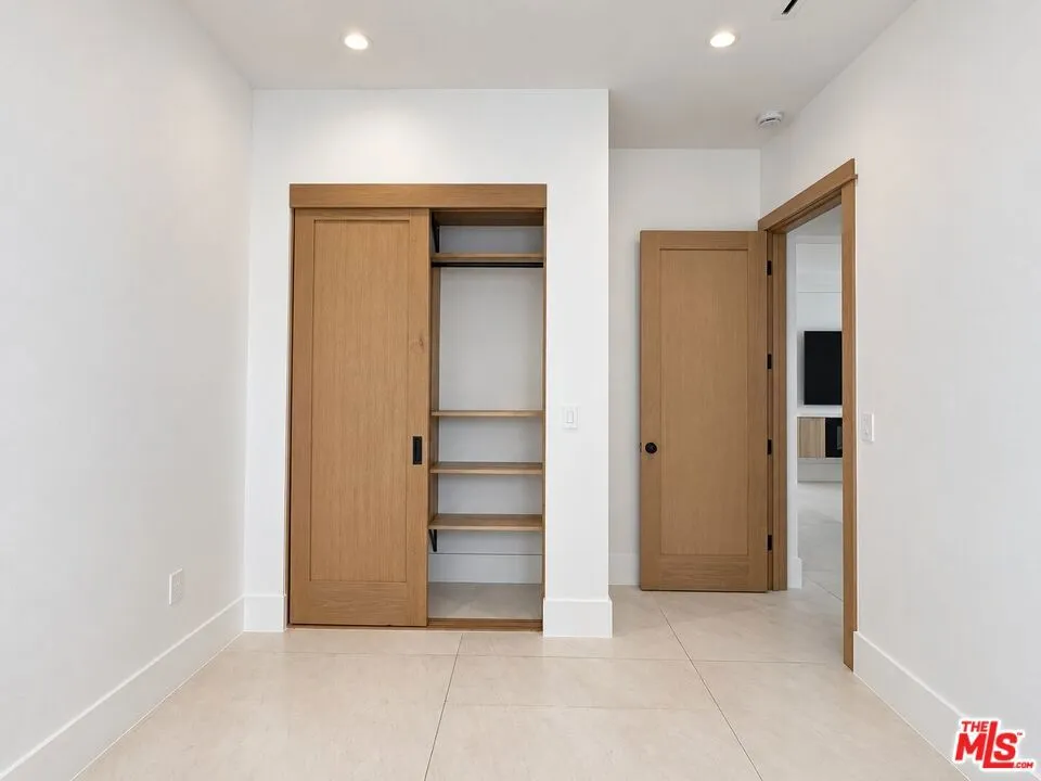 BEDROOM OAK CLOSET BEDROOM OAK CLOSET