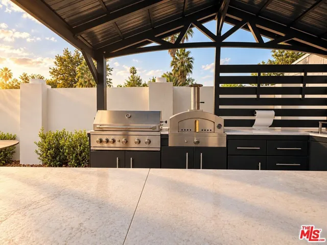 OUTDOOR KITCHEN
