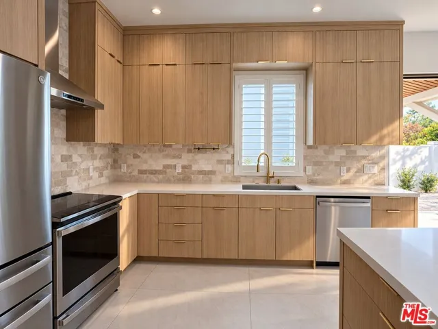 KITCHEN RANGE