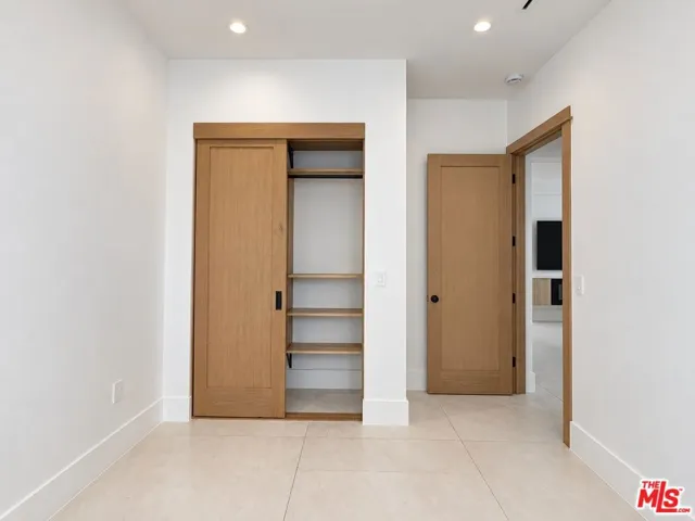 BEDROOM OAK CLOSET