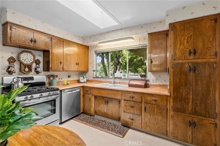 2040 W Embassy Ave, Anaheim, California 92804 — photo 5