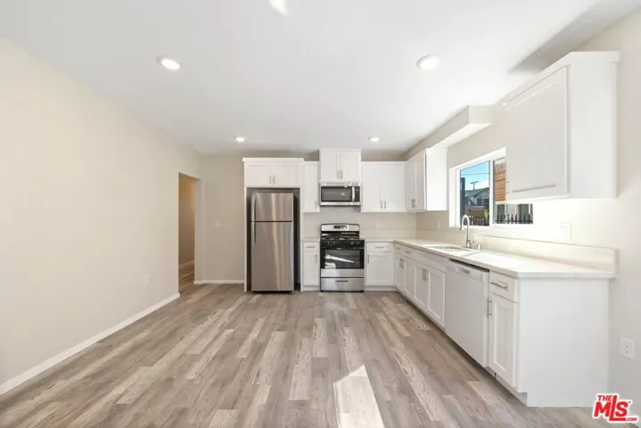 324 W 51st Street, Los Angeles, California 90037 — photo 4