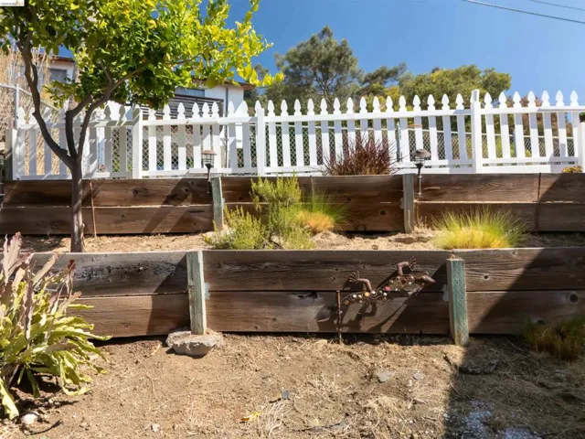 8745 Burr St, Oakland, California 94605-4024 — photo 4