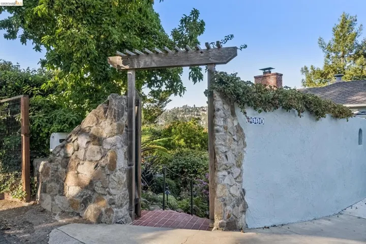 2556 Carisbrook Dr, Oakland, California 94611 — photo 5