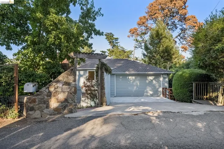2556 Carisbrook Dr, Oakland, California 94611 — photo 4