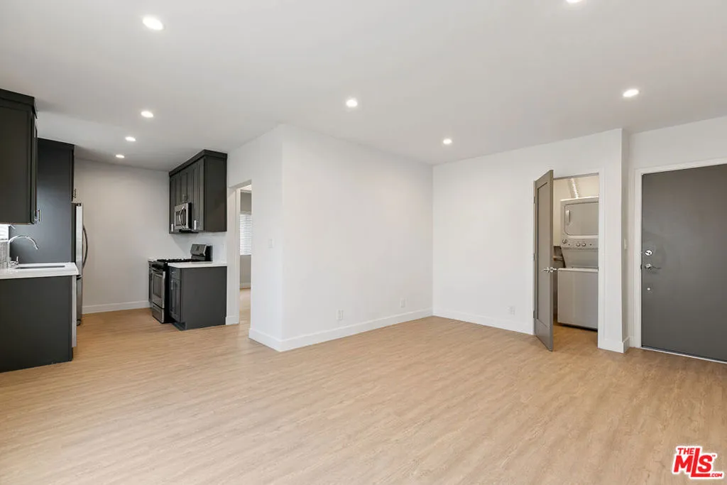 3314 S Mentone Ave #8