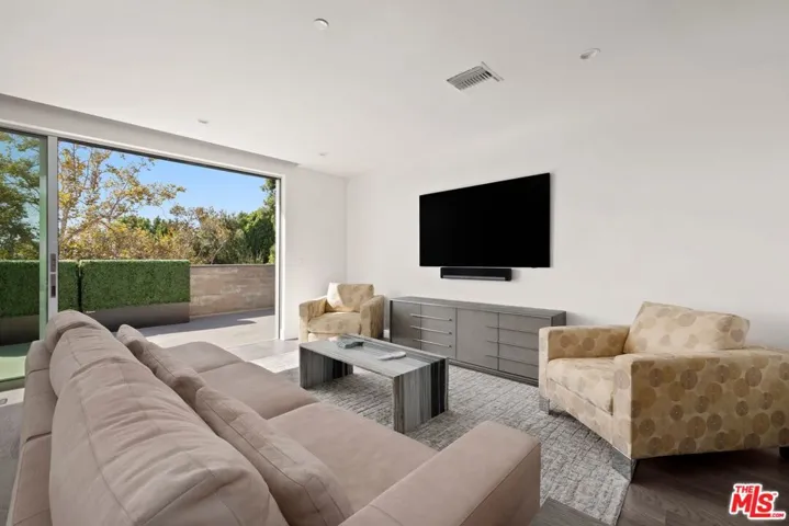 728 N Sweetzer Avenue 402, West Hollywood, California 90069 — photo 4