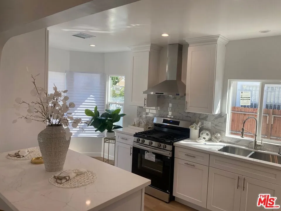 4241 Arlington Avenue, Los Angeles, California 90008 — photo 4