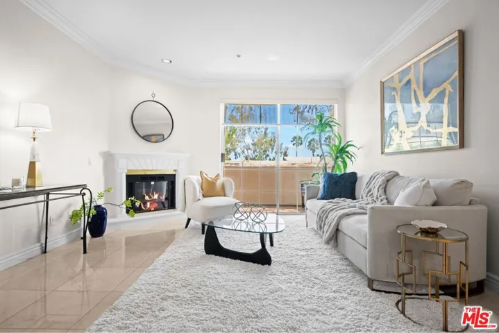 7218 Hillside Avenue 202, Los Angeles, California 90046 — photo 4