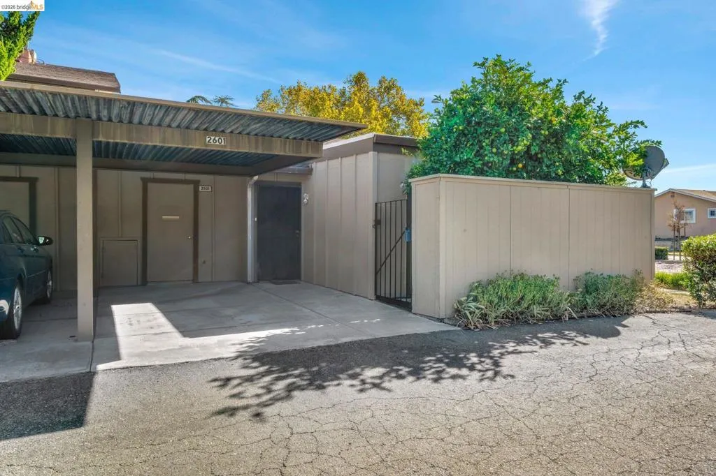 2601 Fairmont Ln