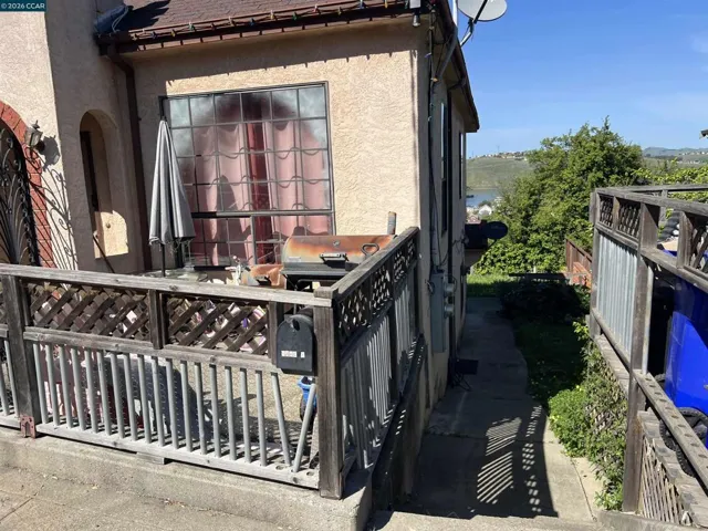 1324 Francis St, Crockett, California 94525-1347 — photo 4