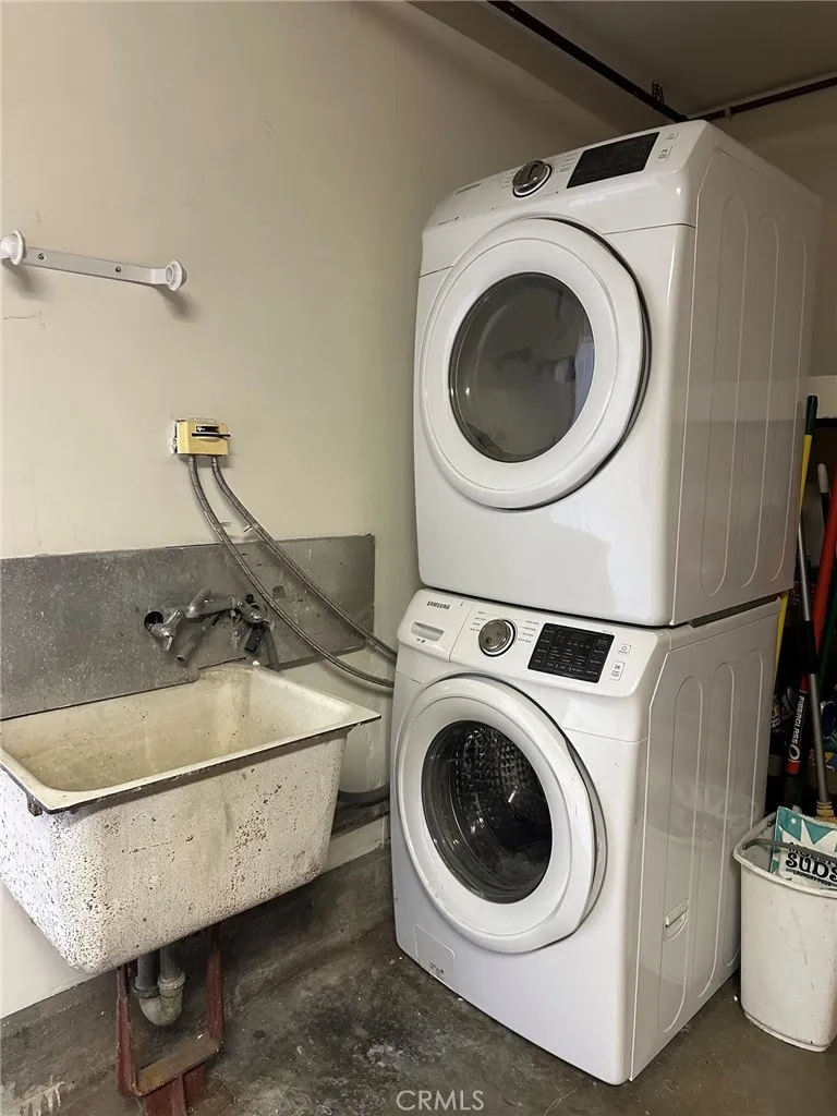 Shared Laundry in Garage Shared Laundry in Garage