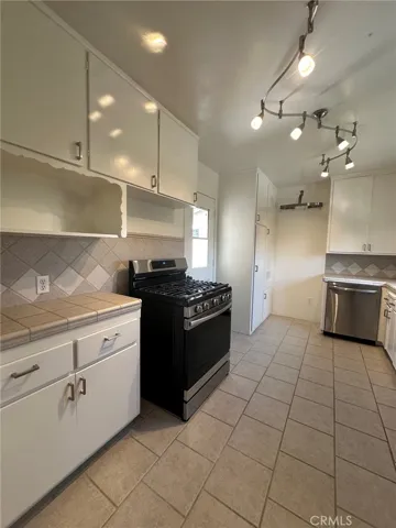 Kitchen Cabinets & Range