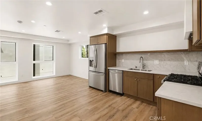 1122 N Beachwood Drive 1/2, Los Angeles, California 90038 — photo 4
